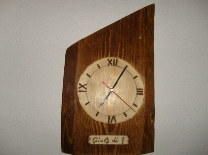 Holzbrett mit Uhr